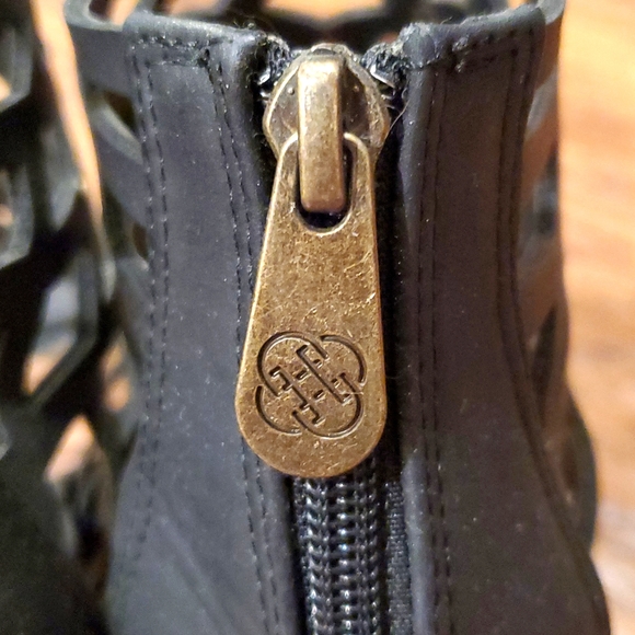 Daisy Fuentes Caged Ankle Sandal Heels - Picture 6 of 8